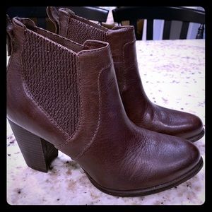 Women’s Ugg leather booties!